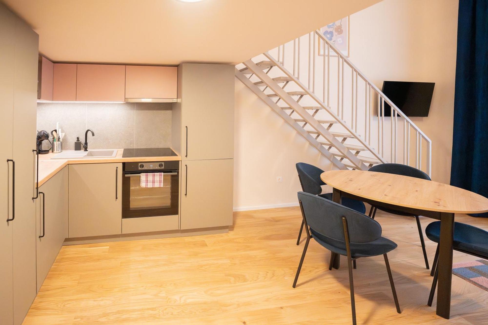 Apartman I Got 5 On It #5 - Brand New By Pink Flamingo *